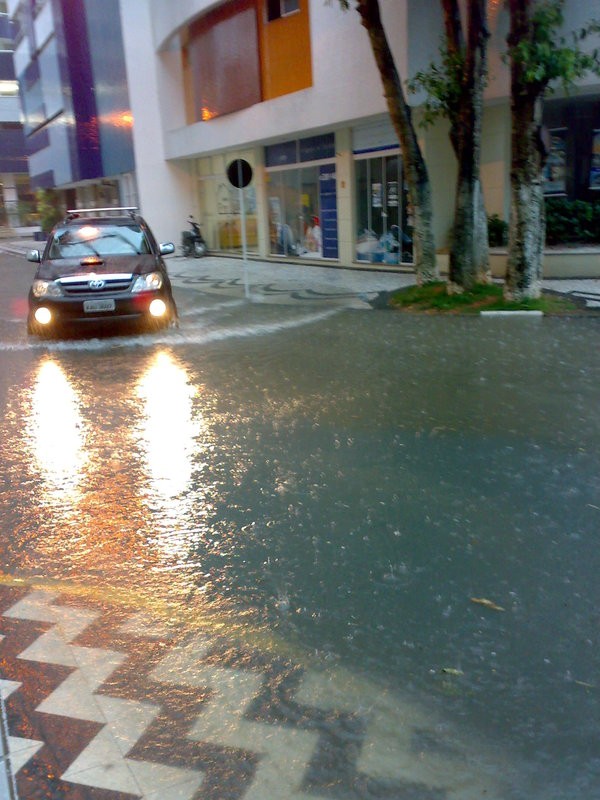 Ruas alagadas nesta tarde de quarta-feira