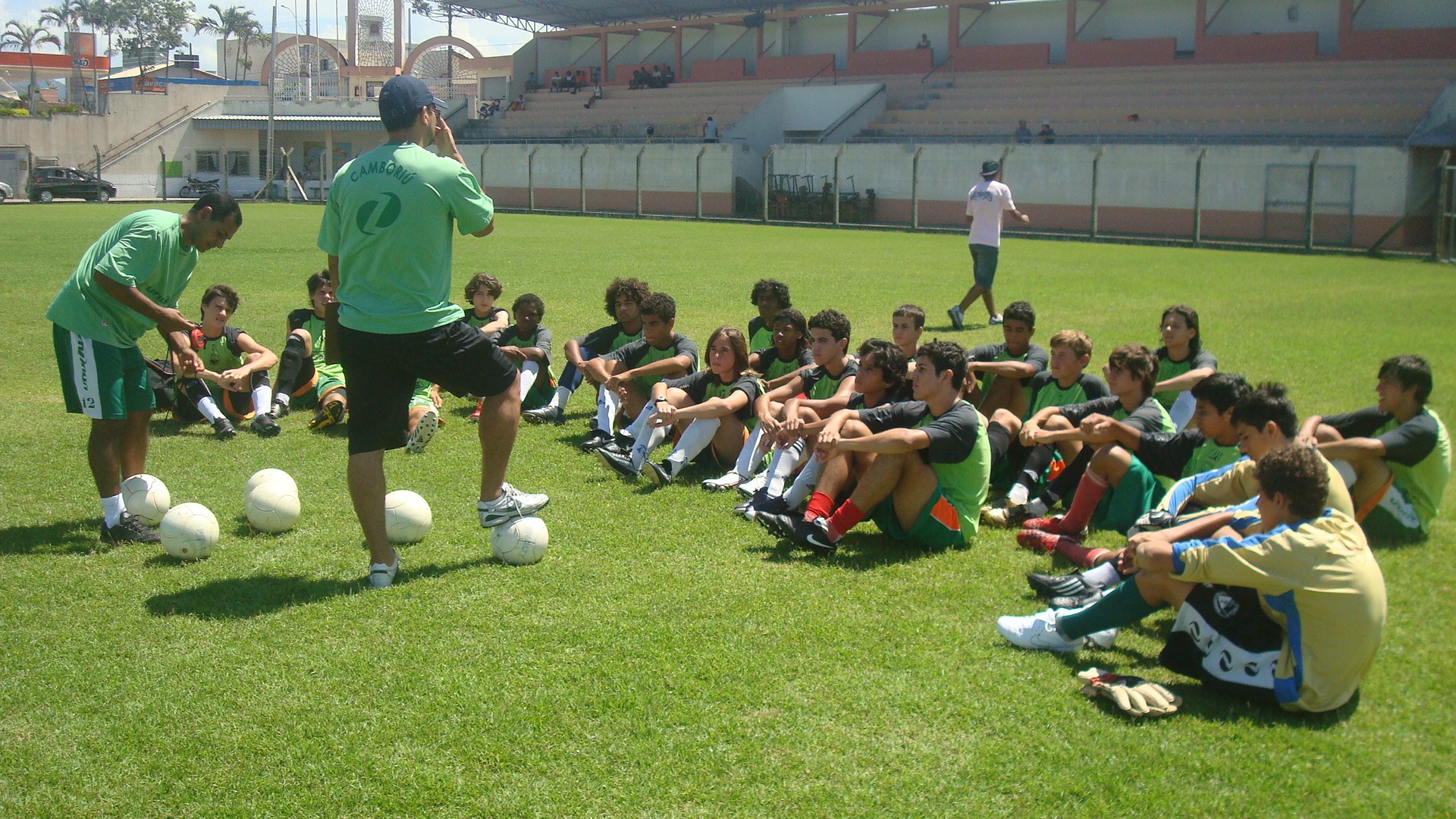 Base: Catê comanda o primeiro treino no Robertão