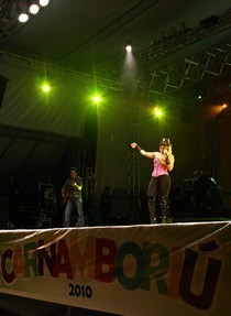 Calypso dá um show de energia no Carnamboriú