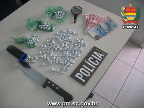 PM flagra comércio de entorpecentes e apreende 180 pedras de crack em Camboriú