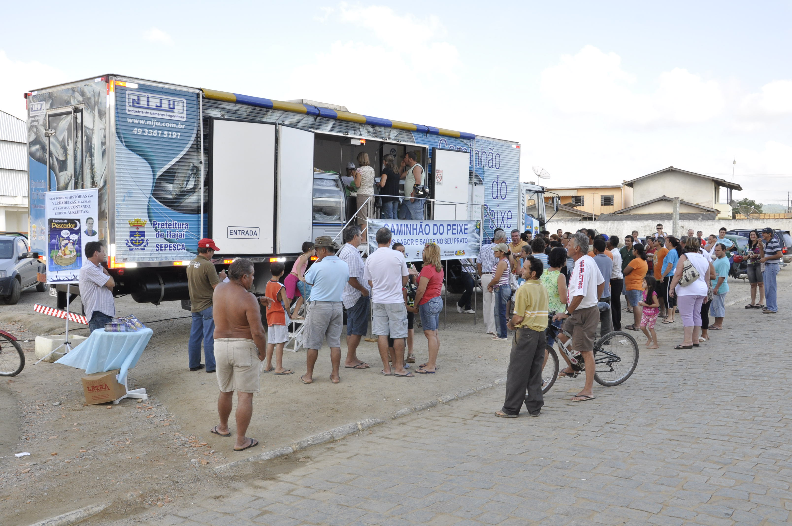 Caminhão do Peixe vende duas toneladas em Camboriú