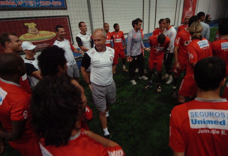 Na grama sintética jogadores trocaram as chuteiras pelos tênis - Foto: Jessé Giotti