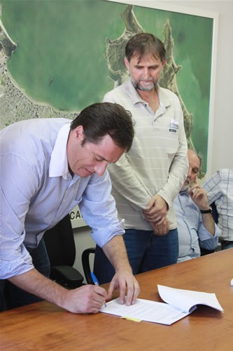 Prefeito assina contratação de empresa que fará plano de cargos e salários dos servidores