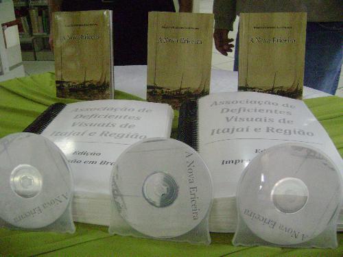 Biblioteca Pública de Itajaí recebe doação de livros em Braille