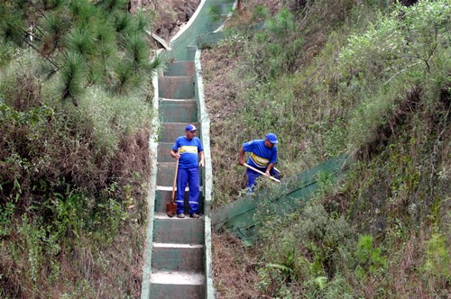 Prefeitura toma medidas emergenciais no Morro do Cristo Luz