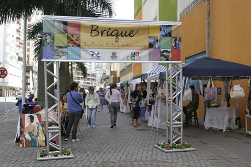 2ª edição do Brique trouxe grande público para a Praça da Bíblia