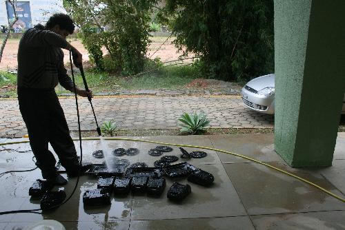 Equipe da Educação tenta resgatar computadores atingidos pelas chuvas