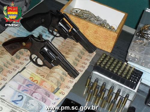Foragidos são presos com armas e diversos produtos roubados em Itapema