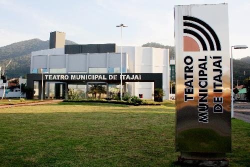 Nova pintura deixa Teatro Municipal de Itajaí de cara nova
