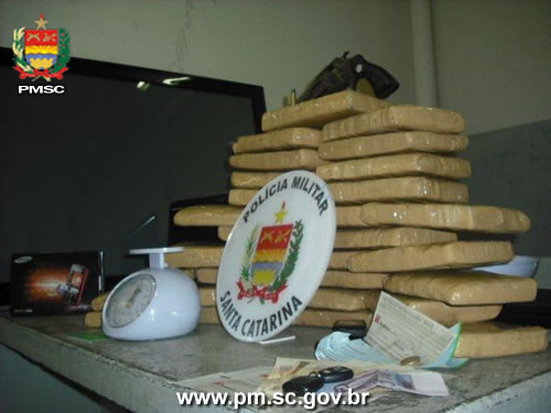 Quadrilha é presa com 27 Kg de maconha, arma e carro roubado em Balneário Camboriú