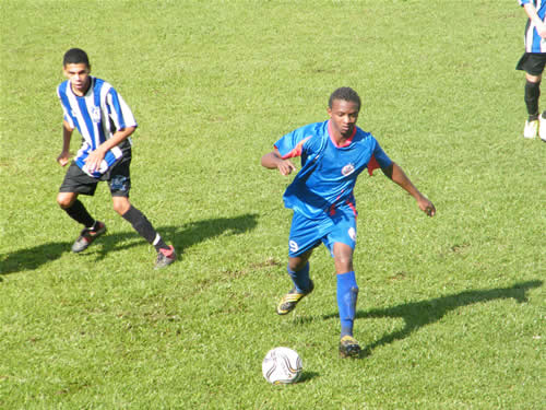 Juvenis e juniores do Marinheiro vencem na estreia em casa