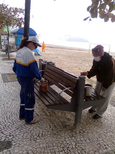 Secretaria de Obras revitaliza bancos e lixeiras na Atlântica