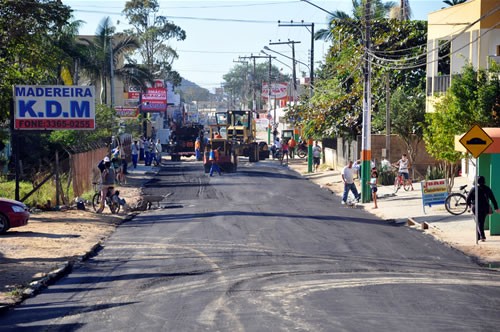 Rua José Francisco Bernardes recebe camada asfáltica