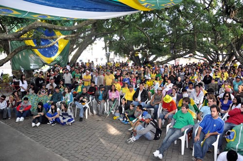 Praça das Figueiras lotada na estréia do Brasil