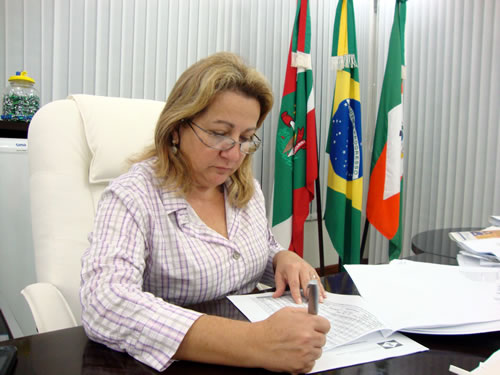 Prefeita de Camboriú sanciona Lei que regulamenta construções irregulares