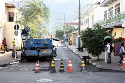 Recuperação do asfalto na Rua Rodésia