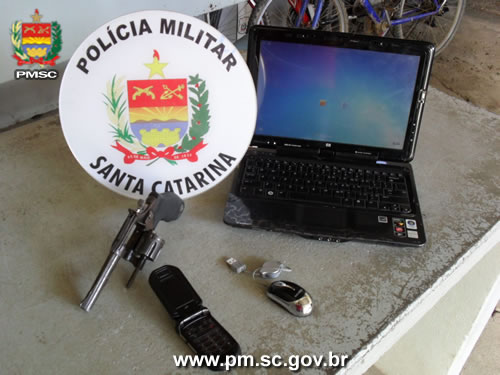 Assaltante armado rouba notebook de pessoa em restaurante na Barra Sul e foge de bicicleta