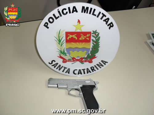 Homem é abordado em posso de arma de brinquedo próximo ao Supermercado Xande