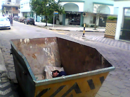 Inacreditável, morador de rua dormindo dentro de uma caçamba de entulho