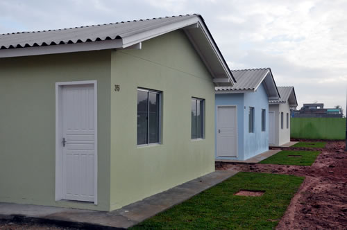 Prefeitura de Camboriú e SESC entregam mais 12 casas populares