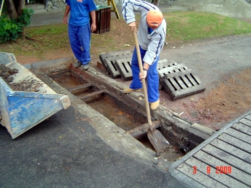 Equipe de drenagem atua em diversos bairros