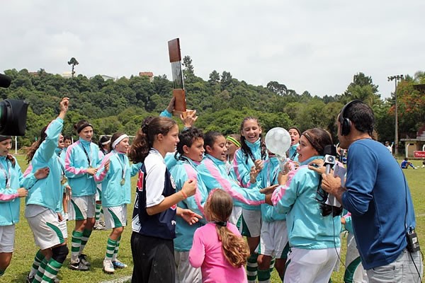 Equipe feminina de Camboriú é campeã do Moleque Bom de Bola