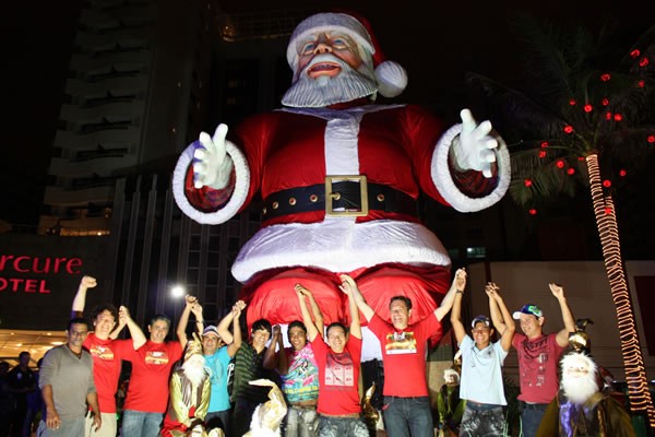 Papai Noel gigante é atração todas as noites em Balneário Camboriú