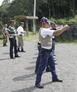Prefeito acompanha treinamento de tiro Guarda Municipal 25 01 11 Foto Rafael Weiss 185