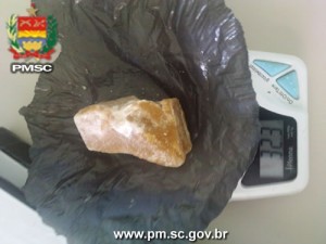 Pedra de crack que estava com a adolescente 110413 Crack BC