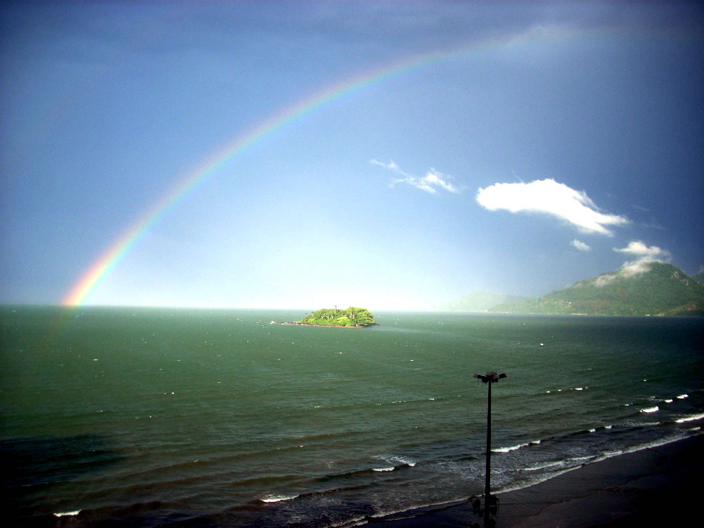 Após a chuva, fim de tarde com arco-íris em Balneário Camboriú