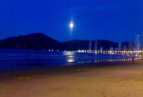 Lua no céu de Balneário Camboriú ao anoitecer deste domingo