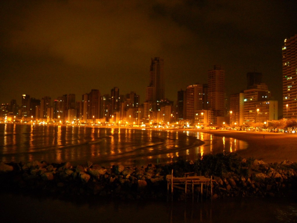 A noite em Balneário Camboriú vista do Pontal Norte