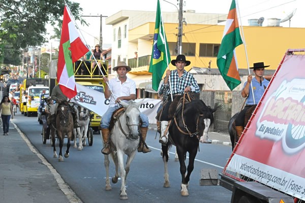 Desfile de lançamento da Festa Rural movimentou Camboriú