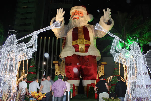 Papai Noel gigante é atração todas as noites em Balneário Camboriú