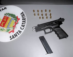 Dupla é detida com pistola israelense no Bairro dos Estados 1 Divulgação / 12º BPM