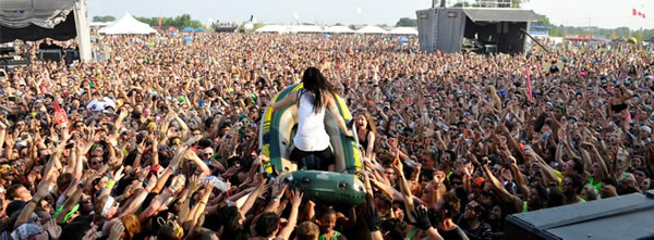 Steve Aoki fazendo “Crowd Surfe” em uma de suas apresentações pelo mundo. Crédito: Divulgação.