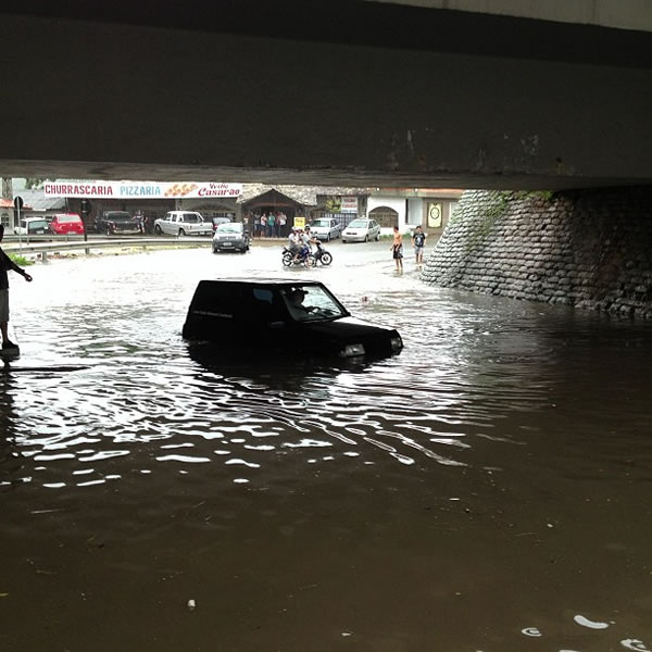 Viaduto da Rua 3700 fechado devida a alta da Maré