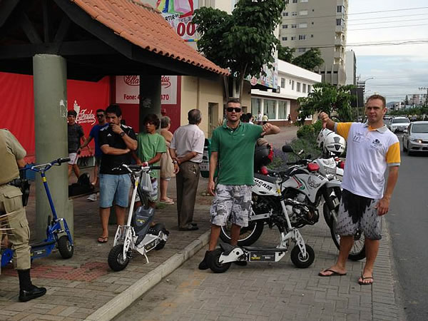 Três patinetes aprendidos e multa aplicada por dirigir veículo sem documento de porte obrigatorio. Segundo o autor da foto, ele foi questionar o DETRAN sobre registro do veiculo elétrico e foi informado que não estão aptos a registrá-lo e nem emplacá-lo. Foto: Lucas Duffort