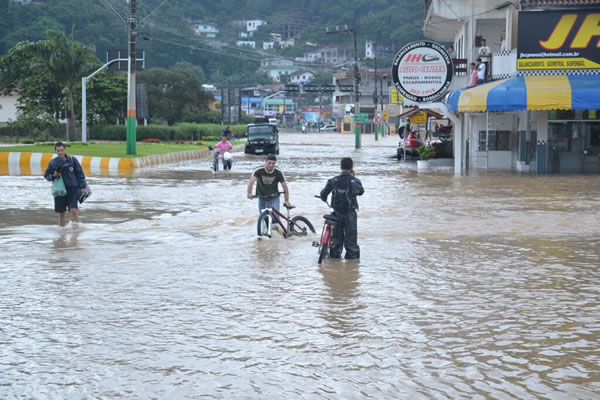 Avenida Santa Catarina alagada. Inviável o acesso