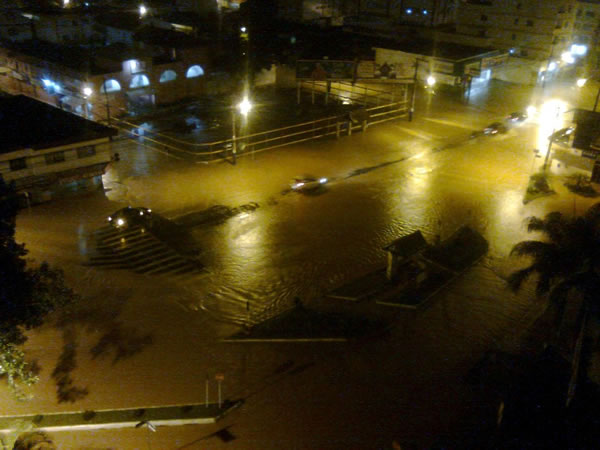 Chuva deixa Balneário Camboriú alagada na madrugada