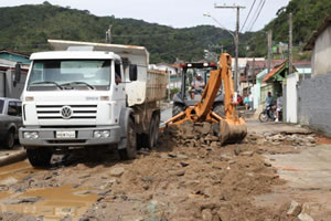 Pavimentação das ruas João Cunha e João Fernandes Vieira Júnior foram danificadas. Crédito: Nelson Robledo