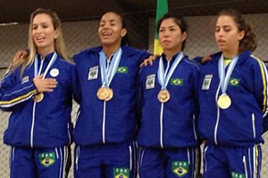 Da esquerda para a direita, Natália Brozulatto é a primeira atleta e Valéria Kumizaki é a terceira. Crédito: Divulgação
