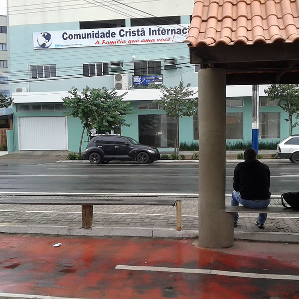 Ponto de ônibus na confluência da Av. do Estado com a 3ªAv., um dos pontos mais movimentos de Balneário Camboriú. Metade não possui abrigo.