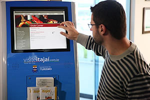 Hotéis de Itajaí começam a receber totens de autoatendimento ao turista