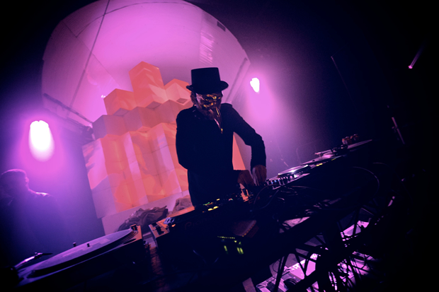 Reveillon 2015 do Sky Beach traz Claptone à Balneário Camboriú