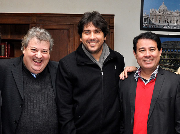 Ladeado pelo advogado Marcos Weissheimer e pelo empresário Claudio Itinoce, Cacá Bueno em recente visita a Balneário Camboriú para tratar sobre o projeto do Autódromo. Foto: Orval Molina