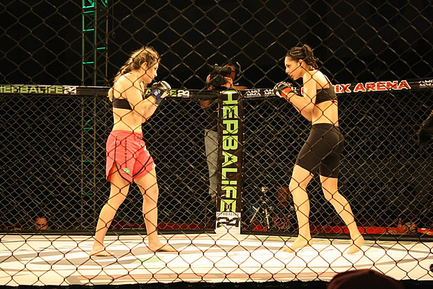 A única luta feminina foi uma das mais disputadas da noite. Foto: Amanda Weber / Divulgação