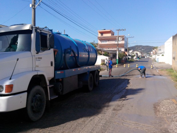 Esgoto foi jogado em uma rua de Camboriú (Foto: camboriú)