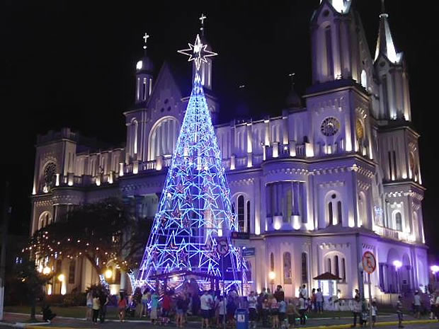 Luzes do Natal são acesas e viram atração em Itajaí