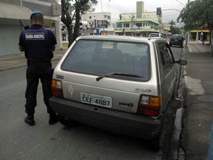 Fiat Uno recuperado pela Guarda Municipal na tarde de domingo no Bairro Vila Real. Foto: Secretaria de Segurança / Divulgação